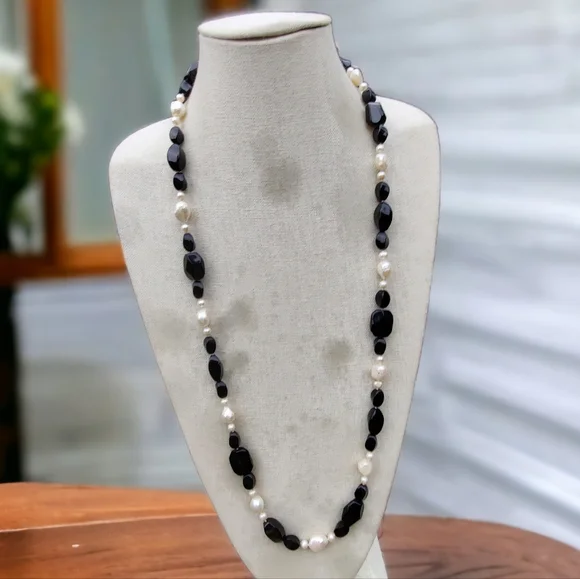 Vintage long 30" pearl and black onyx necklace - Picture 2 of 5